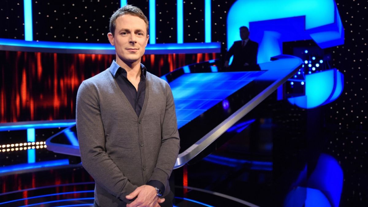 Moderator Alexander Bommes im "Gefragt - Gejagt"-Studio (Aufnahme aus 2015). (Foto)
