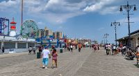 Die bei New Yorker Einheimischen und Besuchern gleichermaßen beliebte Strandpromenade von Coney Island wurde Schauplatz eines abscheulichen Sexualverbrechens zum Nachteil einer 46-Jährigen.