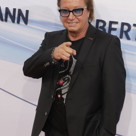 Fans entsetzt - hier kommt er Tochter Shania zu nah