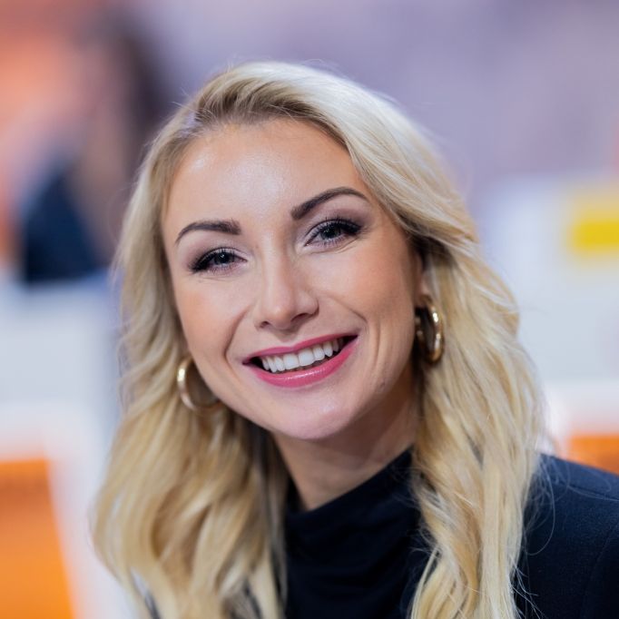 Schlagersängerin serviert frechen 