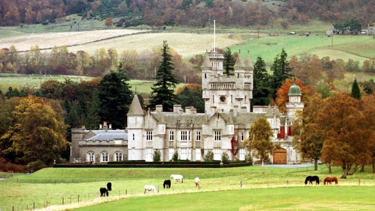 Idyllischer geht's nicht: Schloss Balmoral in den schottischen Highlands war jahrzehntelang der Lieblingsort von Queen Elizabeth II. (Foto)
