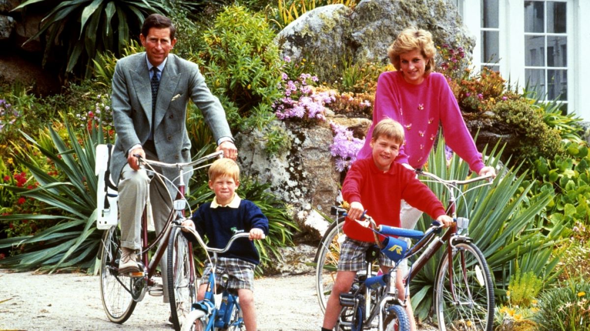 Ende der 1980er Jahren ließen Prinz Charles und Prinzessin Diana mit ihren Söhnen Prinz Harry und Prinz William ebenfalls im Urlaub auf den Scilly-Inseln die Seele bei einem Fahrradausflug baumeln. (Foto)