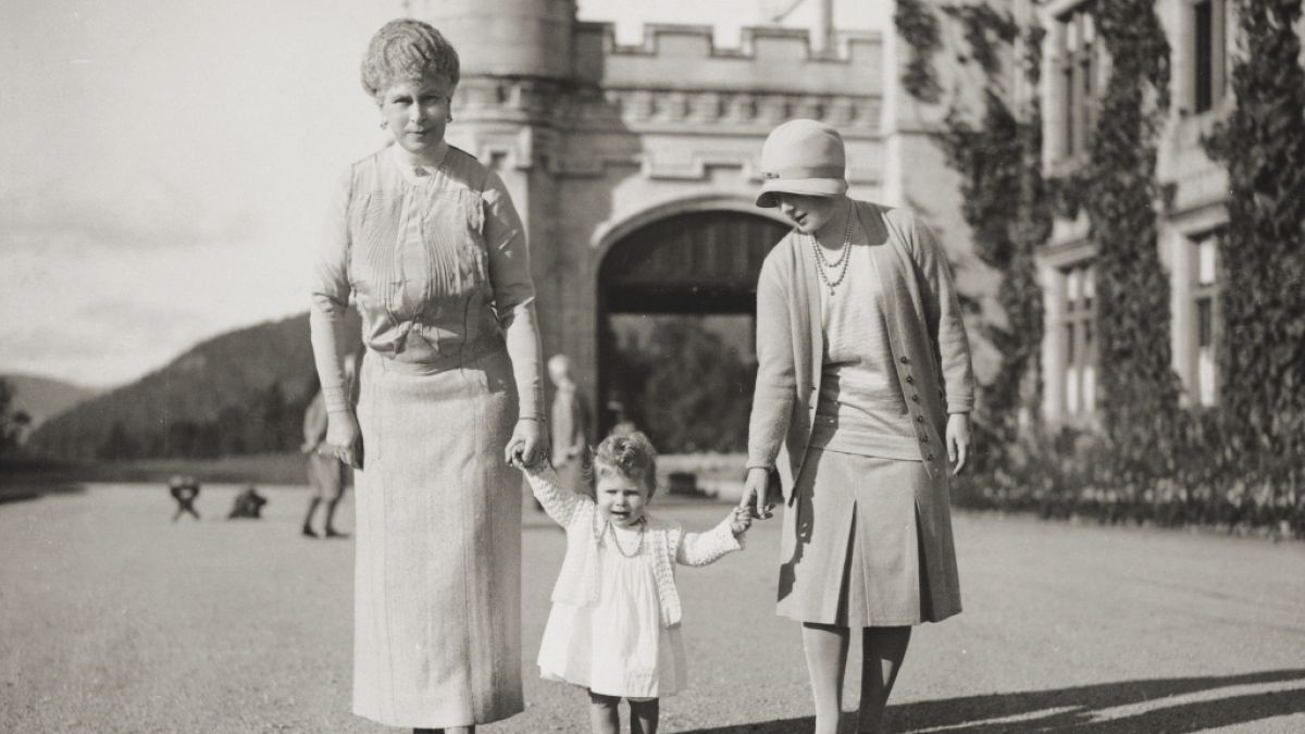 Schon als Dreikäsehoch verbrachte die spätere Queen Elizabeth II., hier mit ihrer Großmutter Queen Mary (li.) und ihrer Mutter Königin Elizabeth, der späteren Queen Mum (re.) Zeit auf Schloss Balmoral. (Foto)