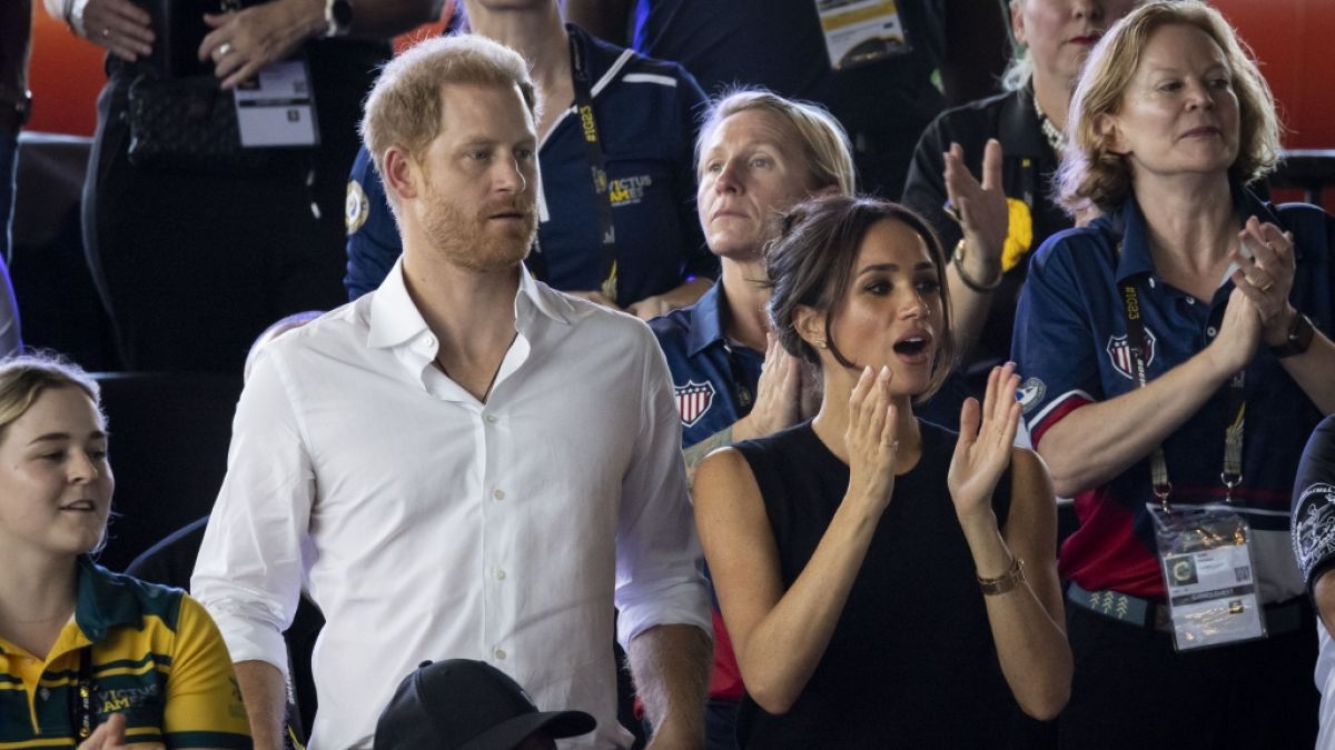 Sehen Prinz Harry und Meghan Markle hier schon ihre letzten royalen Errungenschaften davonschwimmen? Angeblich liebäugelt König Charles III. damit, dem abtrünnigen Paar die letzten Titel zu entziehen. (Foto)