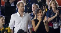 Sehen Prinz Harry und Meghan Markle hier schon ihre letzten royalen Errungenschaften davonschwimmen? Angeblich liebäugelt König Charles III. damit, dem abtrünnigen Paar die letzten Titel zu entziehen.