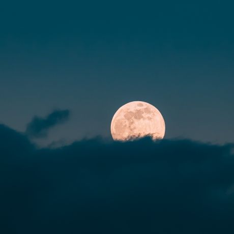 Seltener roter Mond leuchtet im August