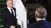 Aufnahmen von Wladimir Putins Ankunft in Aerbaidschan werfen Fragen auf: Wieso sieht der Kreml-Chef plötzlich so prall und jugendlich aus?