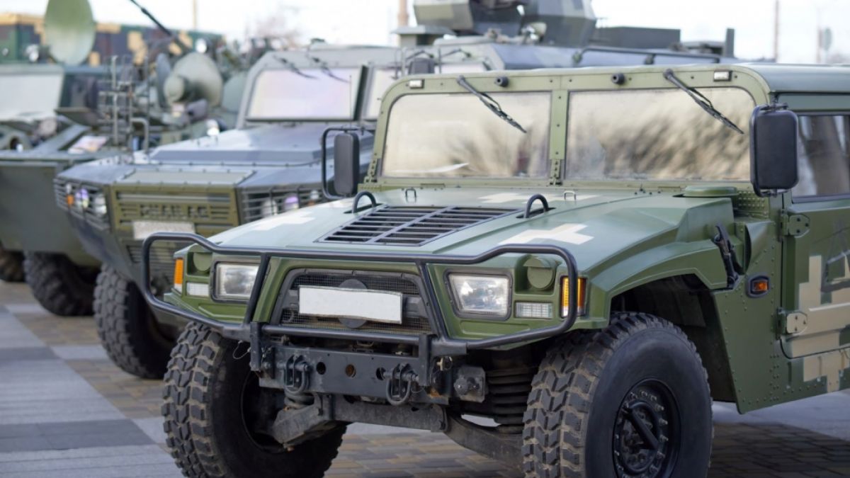 Ein Video zeigt wie mehrere russische Militärfahrzeuge bei Kurahove explodieren. (Symbolfoto) (Foto)