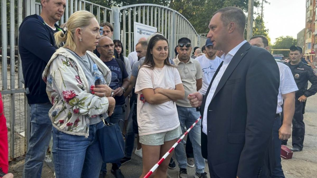 Auf diesem vom Roman Busargin veröffentlichten Foto spricht der Gouverneur der Region Saratow (r) mit Bewohnern des durch einen Drohnenangriff auf die Stadt Saratow beschädigten Gebäudes. (Foto)