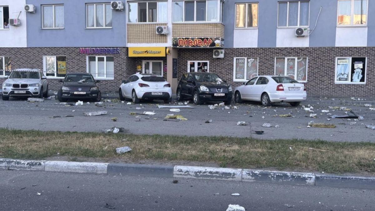 Dieses vom Gouverneur der Region Saratow, Roman Busargin, in seinem offiziellen Telegram-Kanal am 26. August 2024 veröffentlichte Foto zeigt ein beschädigtes Gebäude nach einem Drohnenangriff auf die Stadt Engels in der Region Saratow, Russland. (Foto)