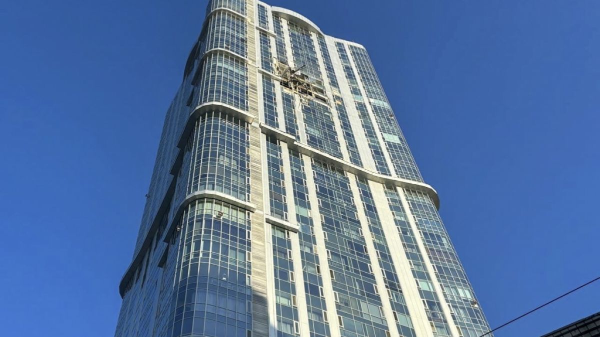 Dieses vom Gouverneur der Region Saratow, Roman Busargin, in seinem offiziellen Telegram-Kanal am 26. August 2024 veröffentlichte Foto zeigt ein beschädigtes Gebäude nach einem Drohnenangriff auf die Stadt Saratow, Russland. (Foto)