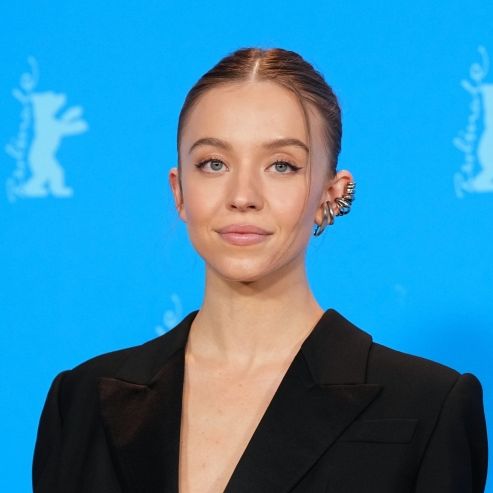 Im Stringkini lüftet die Schauspielerin ihre heiße Kiste