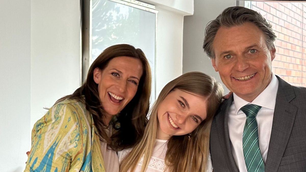 Ulrike Frank und Wolfgang Bahro verabschieden sich von ihrer Serien-Tochter Charlott Reschke. Ulrike Frank und Wolfgang Bahro verabschieden sich von ihrer Serien-Tochter Charlott Reschke. (Foto)