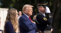 Donald Trump (Mitte) besuchte den Nationalfriedhof Arlington, auf dem getötete US-Soldaten begraben sind. Links neben ihm steht Misty Fuoco, Schwester der in Afghanistan ums Leben gekommenen Amerikanerin Nicole Gee.