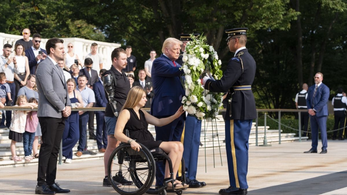 Am Rande von Donald Trumps (Mitte) Kranzniederlegung in Arlington gab es einen Zwischenfall. Haben seine Mitarbeiter einen Friedhofsbeamten körperlich attackiert? (Foto)