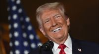 Donald Trump hat allen Grund zur Freude, denn seine Anhänger reißen dem Ex-US-Präsidenten sogar die hässlichsten Fanartikel zu überteuerten Preisen begeistert aus den Händen.