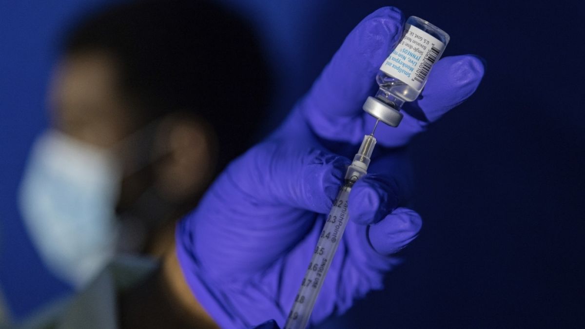 Eine Krankenschwester bereitet eine Spritze mit Mpox-Impfstoff vor. Die Schutzimpfung reduziert das Risiko eines Krankheitsausbruchs oder mildert den Verlauf der Krankheit. (Foto)