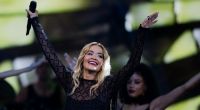 Rita Ora sorgt im Transparent-Top für Schnappatmung.