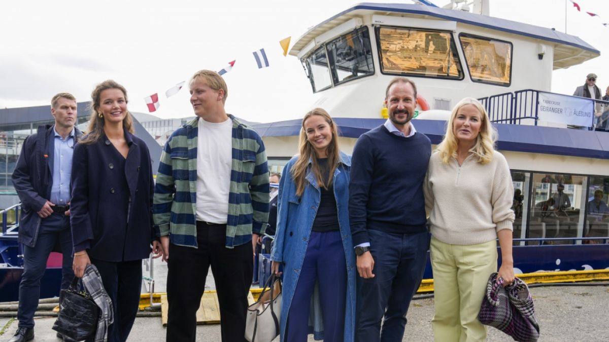 Amalie fügt sich stimmig ins Bild der Kronprinzenfamilie ein: Hier steht sie neben Sverre Magnus, Ingrid Alexandra, Haakon und Mette-Marit. (Foto)