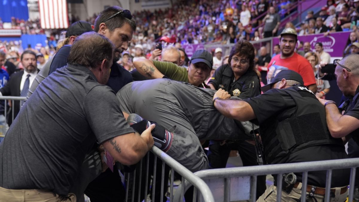 Sicherheitsleute überwältigten den Störer und führten ihn ab. (Foto)