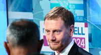 Michael Kretschmer (CDU), amtierender Ministerpräsident von Sachsen und Spitzenkandidat, steht mit Jörg Urban (AfD), Vorsitzender der AfD in Sachsen und Spitzenkandidat im ZDF-Fernsehstudio.