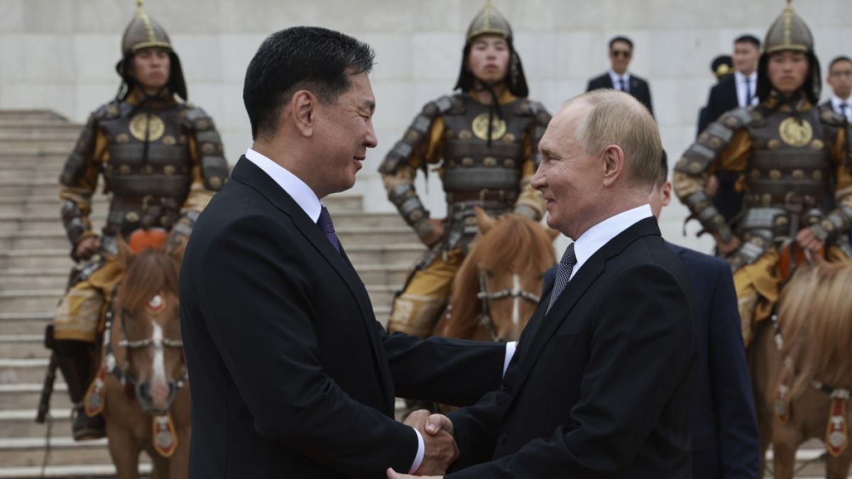 Der mongolische Präsident Uchnaagiin Chürelsüch begrüßt den russischen Präsidenten Wladimir Putin auf dem Sukhbaatar-Platz in Ulan Bator. (Foto)