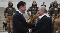 Der mongolische Präsident Uchnaagiin Chürelsüch begrüßt den russischen Präsidenten Wladimir Putin auf dem Sukhbaatar-Platz in Ulan Bator.