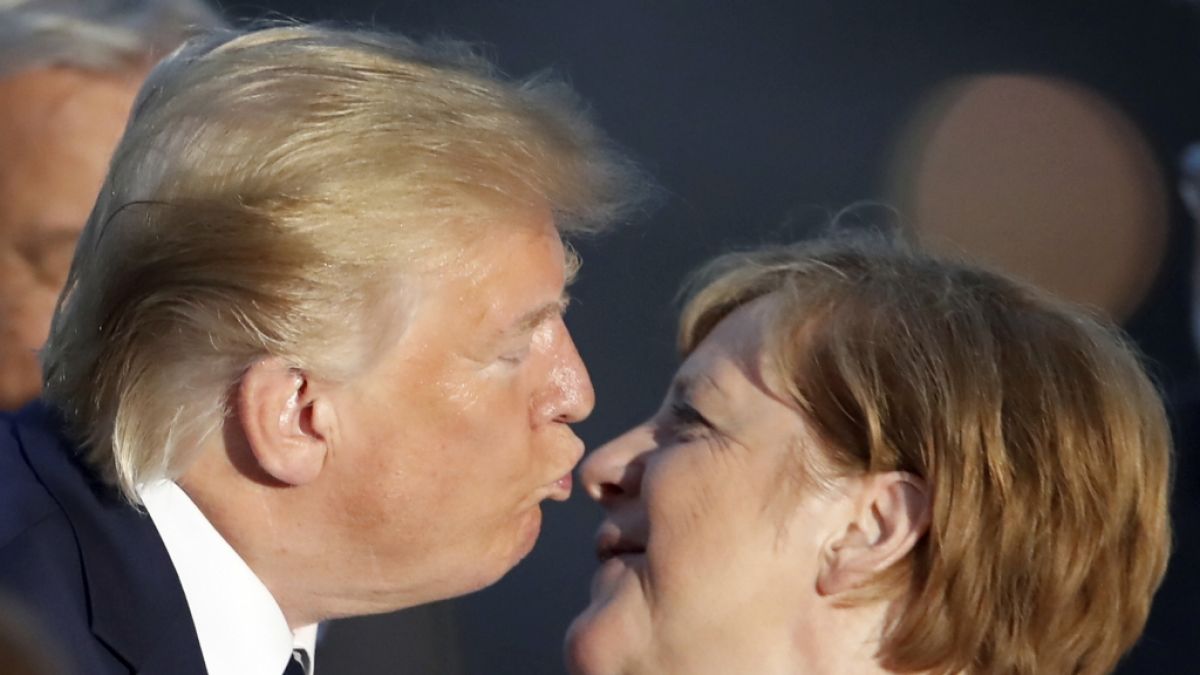 Donald Trump küsste Angela Merkel zur Begrüßung beim gemeinsamen Familienfoto im Rahmen des G7-Gipfels. Donald Trump küsste Angela Merkel zur Begrüßung beim gemeinsamen Familienfoto im Rahmen des G7-Gipfels. (Foto)
