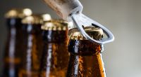 Eine Brauerei ruft derzeit Bier wegen möglicher mikrobiologischer Kontamination zurück.