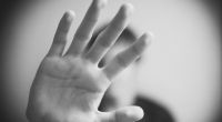 Vier Männer sollen einen Flüchtling in NRW missbraucht haben.