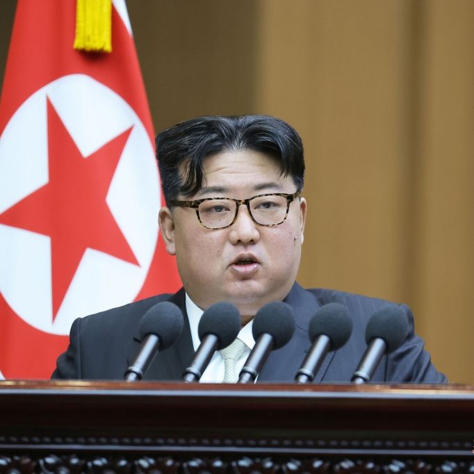 Kim protzt mit gigantischer Superwaffe - stolz streichelt er sein Riesen-Teil