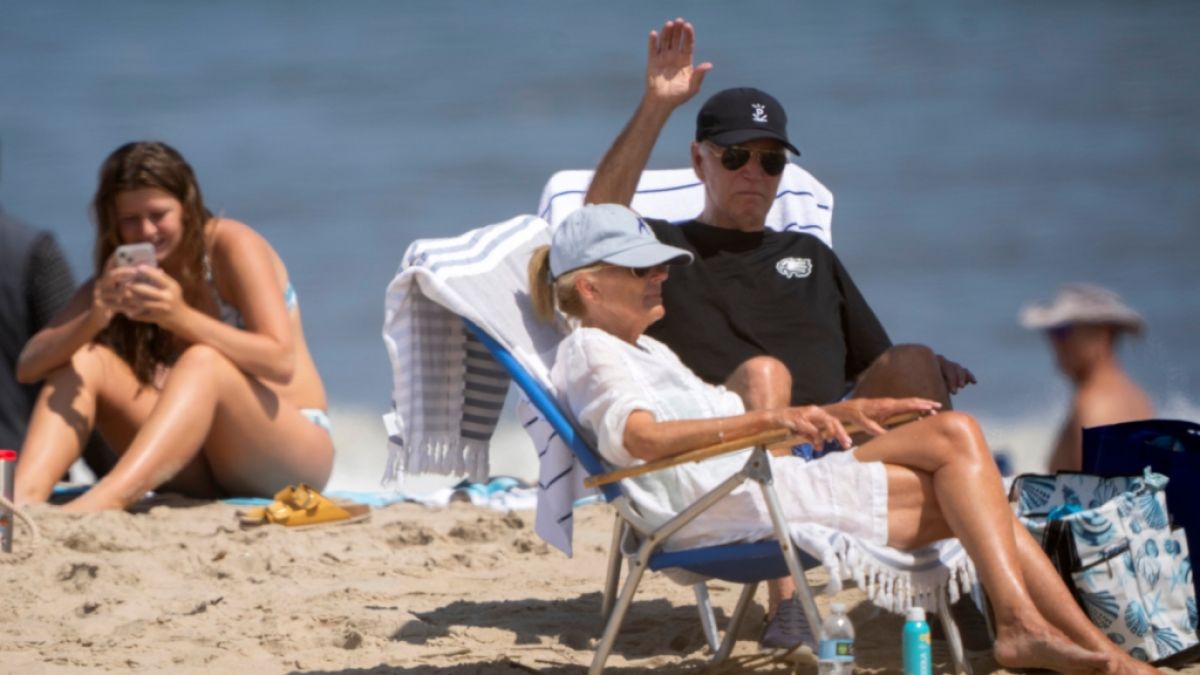 Dieses Foto sorgte für Schlagzeilen: US-Präsident Joe Biden sitzt neben First Lady Jill Biden am Strand. Dieses Foto sorgte für Schlagzeilen: US-Präsident Joe Biden sitzt neben First Lady Jill Biden am Strand. (Foto)