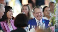 Gerhard Schröder und seine Frau So-yeon Schröder-Kim wirken auf neuen Instagram-Fotos glücklich. Dass der Ex-Bundeskanzler bereits 80 Jahre alt ist, kann man kaum glauben.