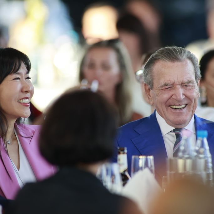 Gerhard Schröder überrascht auf neuen Pärchenfotos - Frau verrät sein Geheimnis