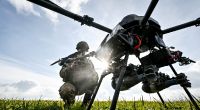 Ein ukrainischer Soldat startet eine Drohne. Kiews unbemannte Luftfahrzeuge können offenbar Ziele tief in Russland treffen.