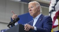 Joe Biden überraschte bei einem Auftritt mit einer Trump-Kappe auf dem Kopf.