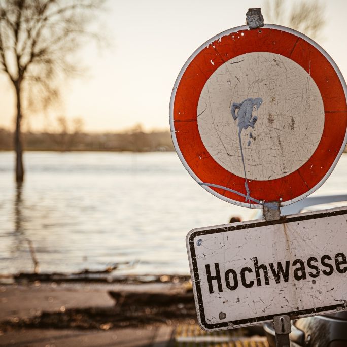 Tagelanger Dauerregen und Schnee - Höchste Elbe-Alarmstufe für Dienstag erwartet