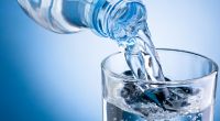 Im September 2024 werden bei Rewe, Norma und Penny verschiedene Mineralwasser zurückgerufen (Symbolfoto).
