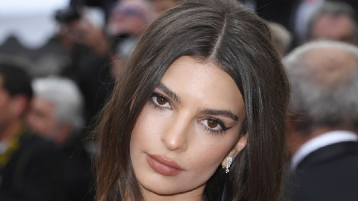 Emily Ratajkowski begeistert ihre Fans im Neapel-Trikot. Emily Ratajkowski begeistert ihre Fans im Neapel-Trikot. (Foto)