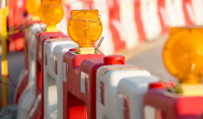 Baustellen und Absperrungen der Straßen gehören vielerorts zum Stadtbild. (Symbolbild)