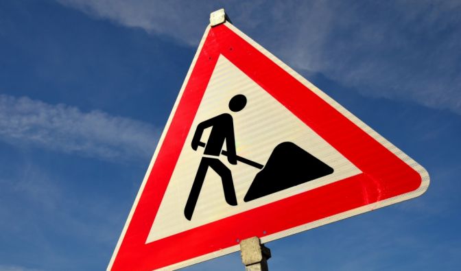 Dieses Schild verheißt oft nichts Gutes, zumindest für die Autofahrer, die den Streckenabschnitt passieren müssen: enge Straßen und Absperrungen infolge von Straßenbauarbeiten. (Symbolbild)