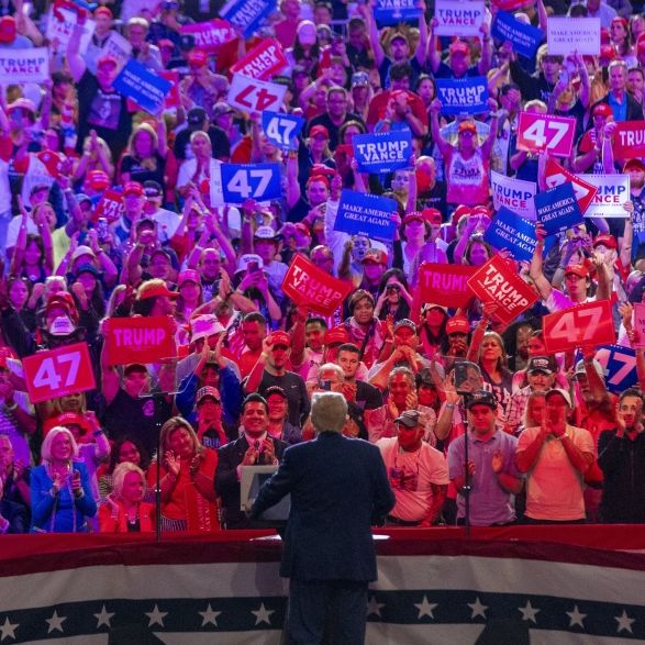Only-Fans-Model enthüllt sich bei Wahlkampf-Rede vor Ex-Präsident