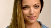 Anne Menden zeigt sich im Blümchen-Bikini.