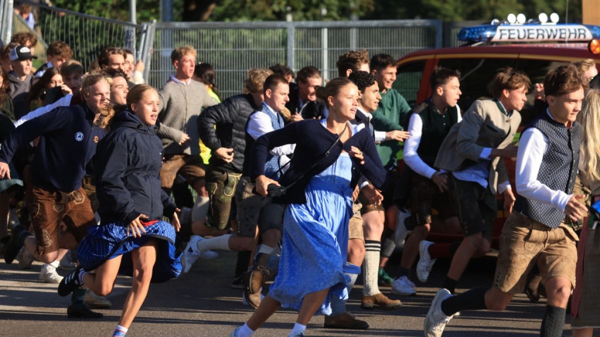 Am Eröffnungstag des Oktoberfestes 2024 stürmten die ersten Ungeduldigen um Punkt 09.00 Uhr auf die Theresienwiese, um die besten Plätze zu ergattern. Am Eröffnungstag des Oktoberfestes 2024 stürmten die ersten Ungeduldigen um Punkt 09.00 Uhr auf die Theresienwiese, um die besten Plätze zu ergattern. (Foto)