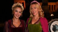 Die Schauspielerinnen Laura Osswald (links) und Nele Kieper stehen auf dem Balkon des Käferzelts beim Almauftrieb auf der Wiesn.