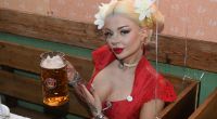 Katja Krasavice ließ sich die Maß auf der Wiesn schmecken.