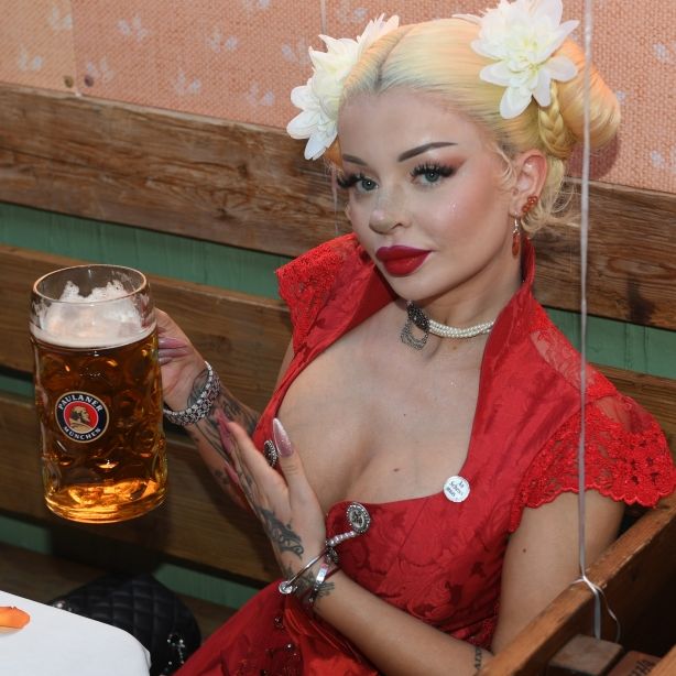 Diese Wiesn-Dirndl sind echte Dekolleté-Hingucker