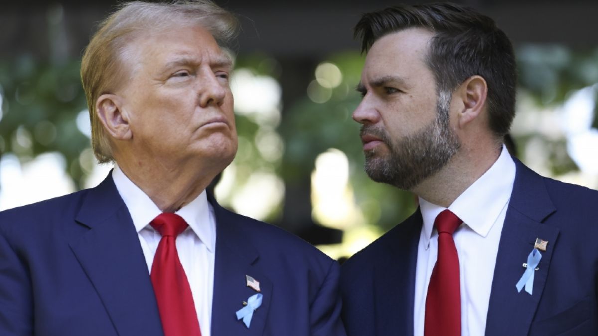Donald Trump (links) und J.D. Vance könnte juristischer Ärger drohen. (Foto)