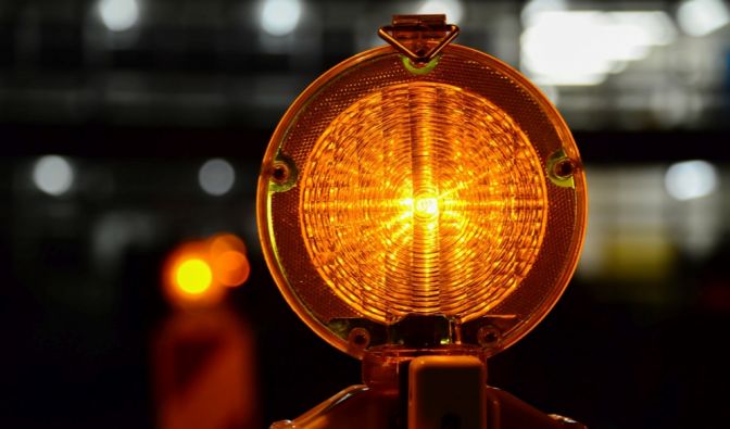 Auf diese Warnleuchten infolge von Verkehrsbeschränkungen oder Baumaßnahmen müssen Verkehrsteilnehmer häufig achten. (Symbolbild)