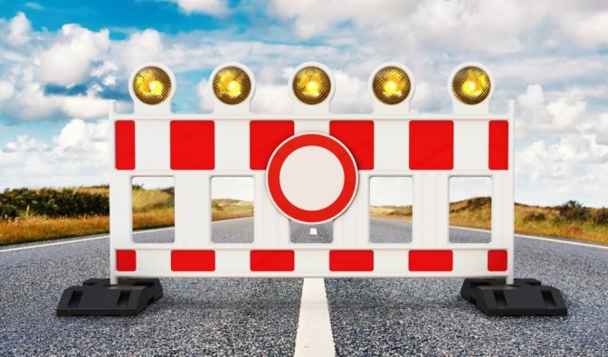 Straßensperrungen bringen Autofahrer so manches Mal zum Verzweifeln. Aber sie bestehen nicht ohne Grund, vielerorts müssen Fahrbahnen oder andere Teile der Verkehrsinfrastruktur instand gesetzt werden. (Symbolbild)